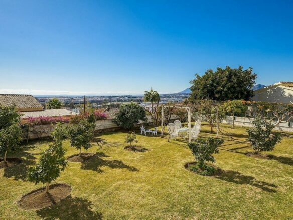 Elevated villa with panoramic sea and golf views in Nueva Andalucia, Marbella