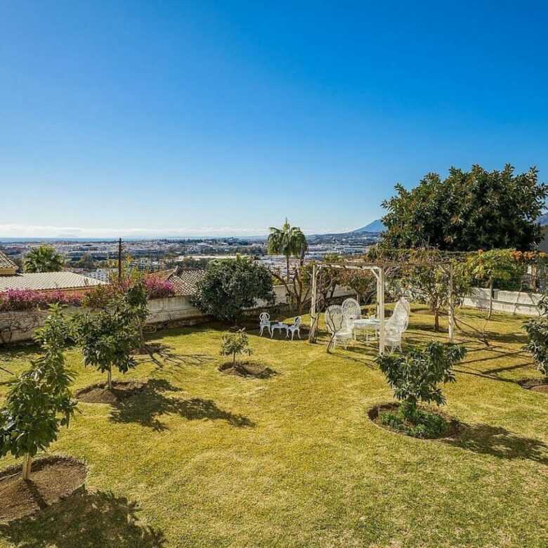 Elevated villa with panoramic sea and golf views in Nueva Andalucia, Marbella