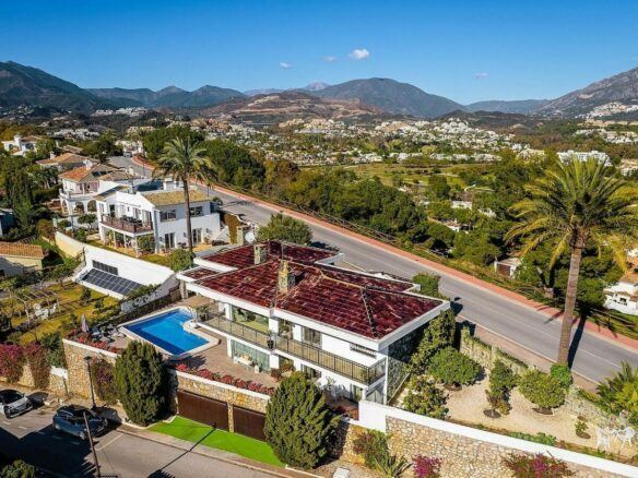 Elevated villa with panoramic sea and golf views in Nueva Andalucia, Marbella