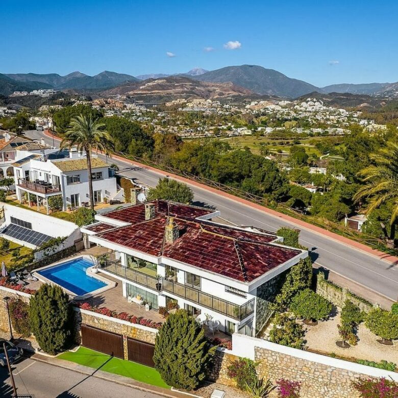 Elevated villa with panoramic sea and golf views in Nueva Andalucia, Marbella