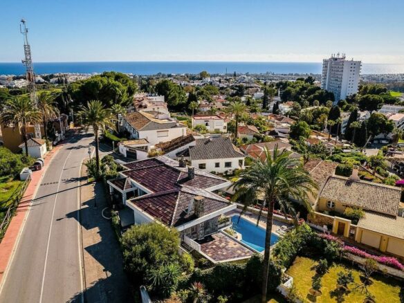 Elevated villa with panoramic sea and golf views in Nueva Andalucia, Marbella