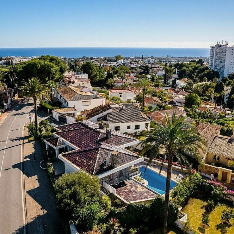 Elevated villa with panoramic sea and golf views in Nueva Andalucia, Marbella