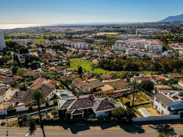 Elevated villa with panoramic sea and golf views in Nueva Andalucia, Marbella