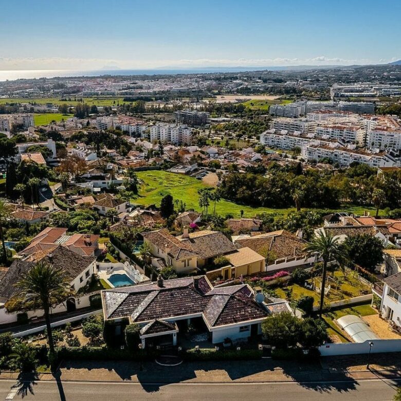 Elevated villa with panoramic sea and golf views in Nueva Andalucia, Marbella