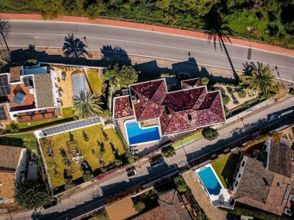 Elevated villa with panoramic sea and golf views in Nueva Andalucia, Marbella