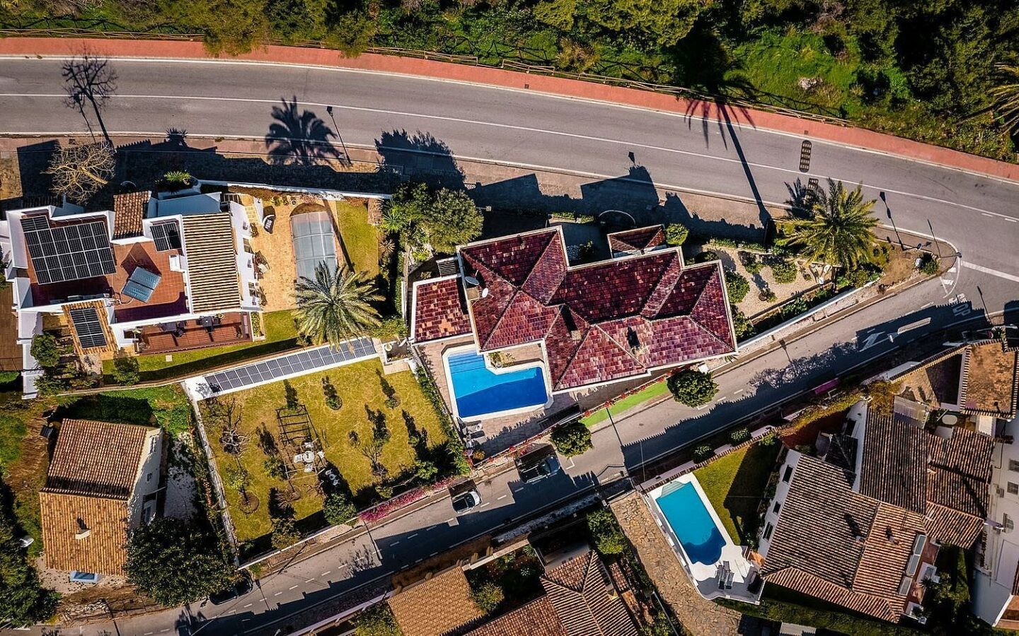 Elevated villa with panoramic sea and golf views in Nueva Andalucia, Marbella