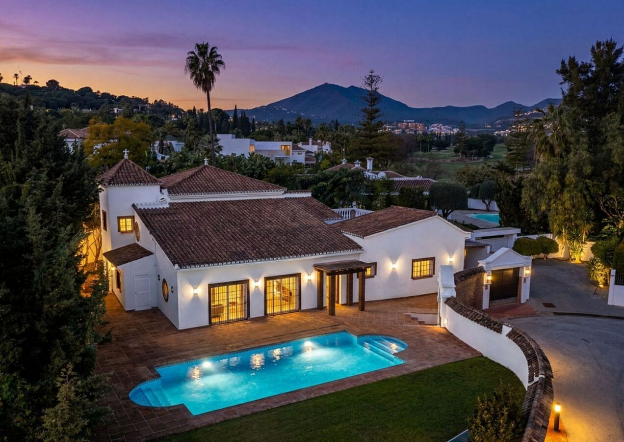Family villa with pool on a large plot in the golf valley, Nueva Andalucia, Marbella