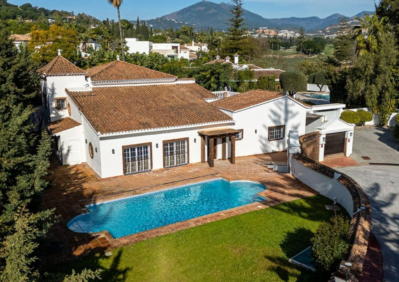 Family villa with pool on a large plot in the golf valley, Nueva Andalucia, Marbella