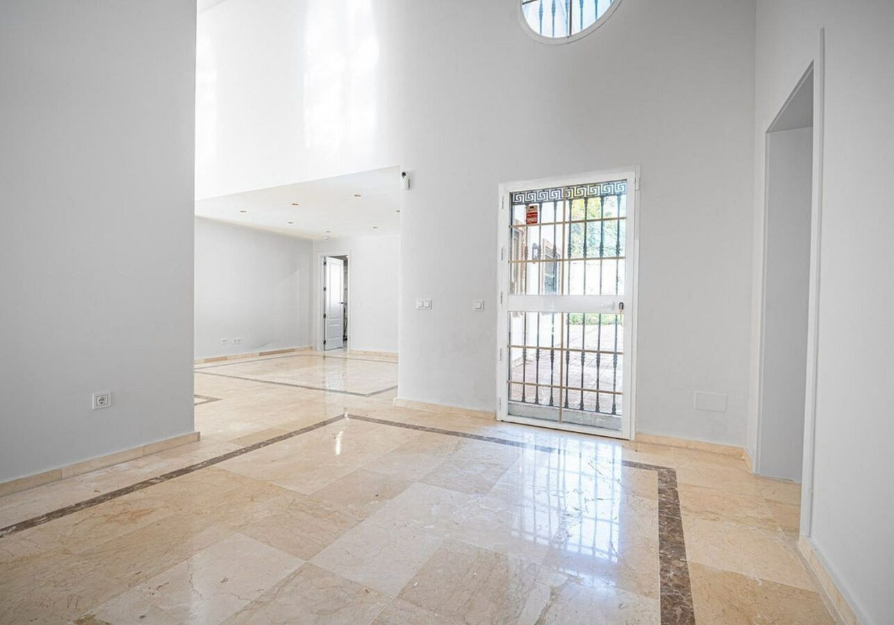 Family villa with pool on a large plot in the golf valley, Nueva Andalucia, Marbella