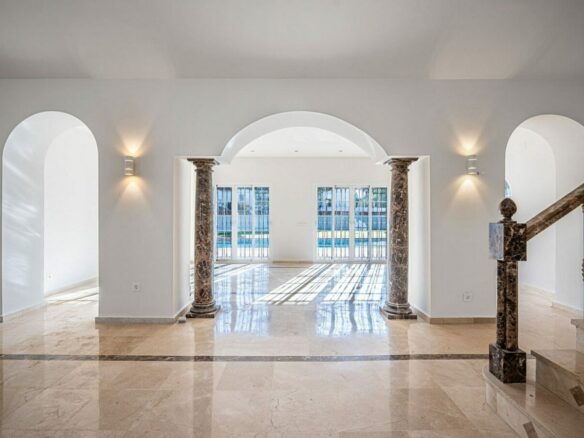 Family villa with pool on a large plot in the golf valley, Nueva Andalucia, Marbella