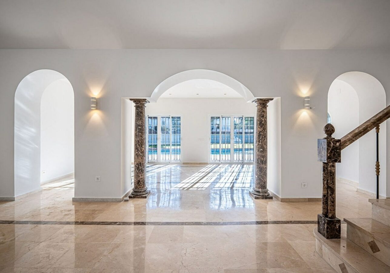 Family villa with pool on a large plot in the golf valley, Nueva Andalucia, Marbella