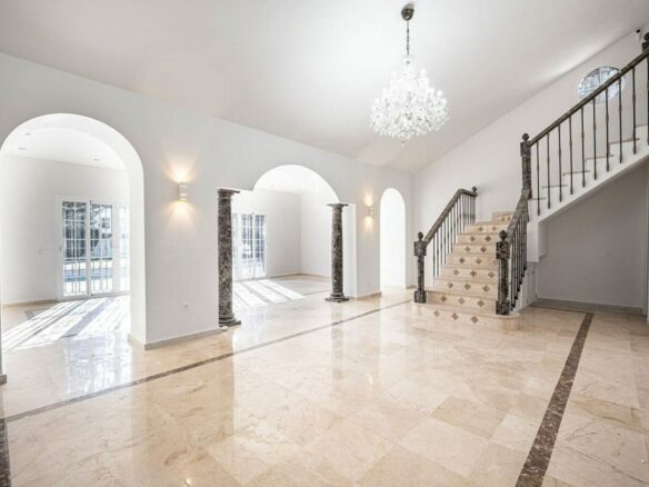 Family villa with pool on a large plot in the golf valley, Nueva Andalucia, Marbella