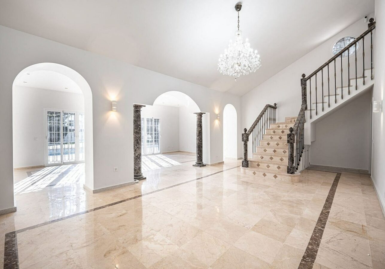 Family villa with pool on a large plot in the golf valley, Nueva Andalucia, Marbella