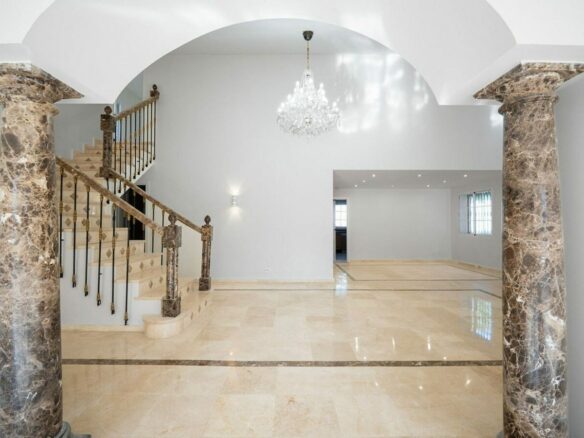 Family villa with pool on a large plot in the golf valley, Nueva Andalucia, Marbella