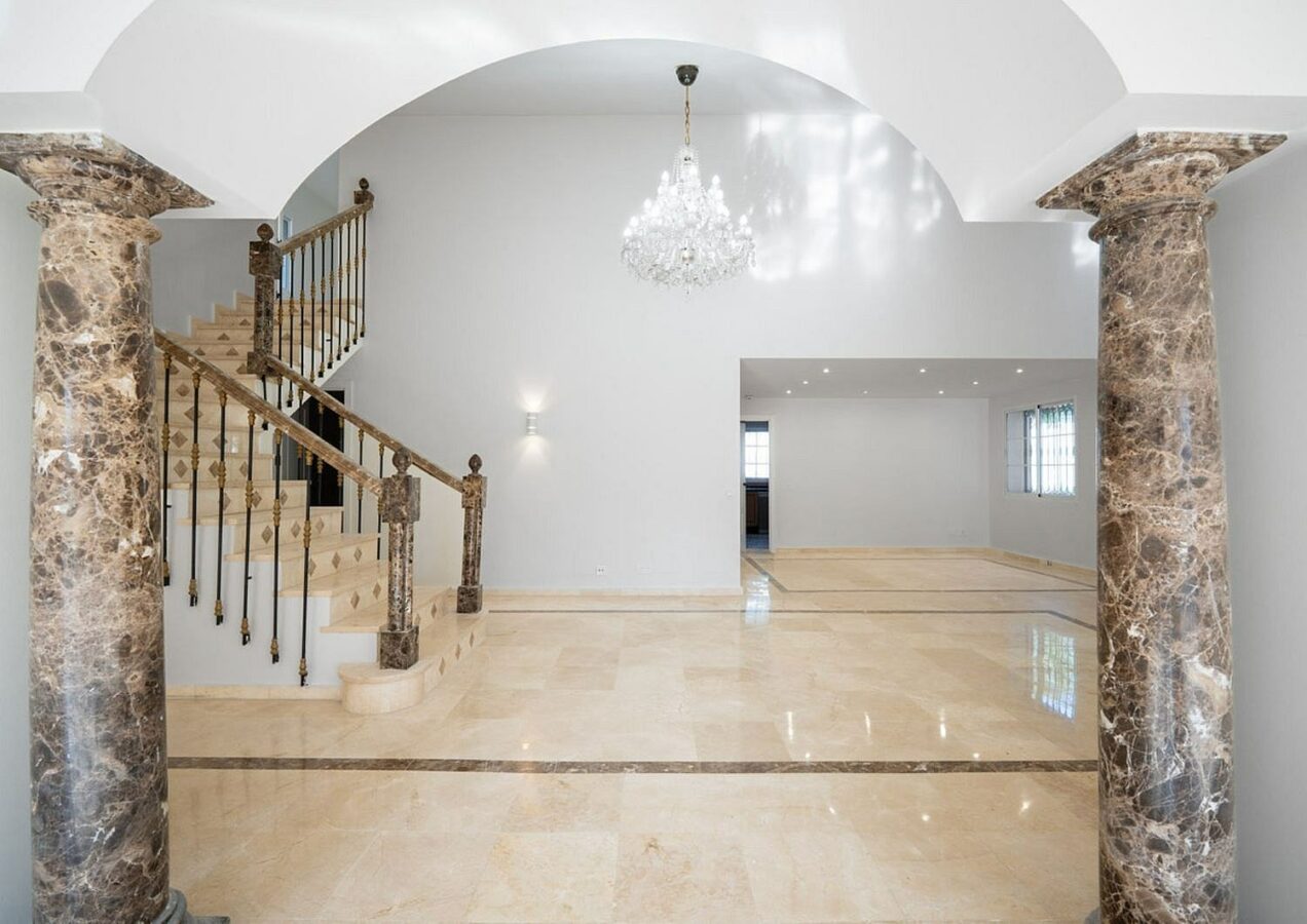 Family villa with pool on a large plot in the golf valley, Nueva Andalucia, Marbella