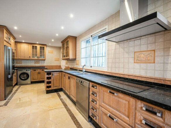 Family villa with pool on a large plot in the golf valley, Nueva Andalucia, Marbella