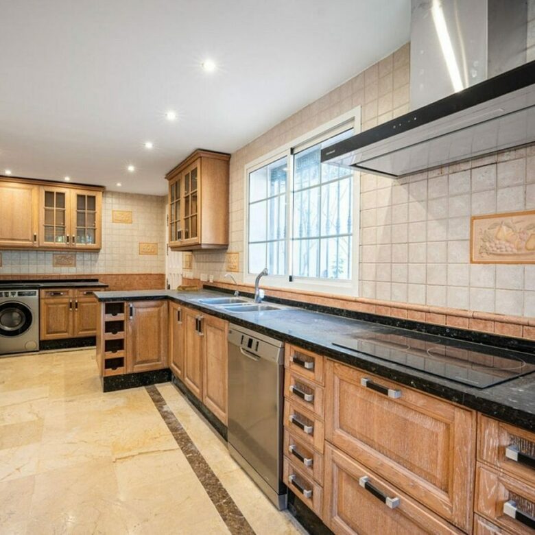 Family villa with pool on a large plot in the golf valley, Nueva Andalucia, Marbella