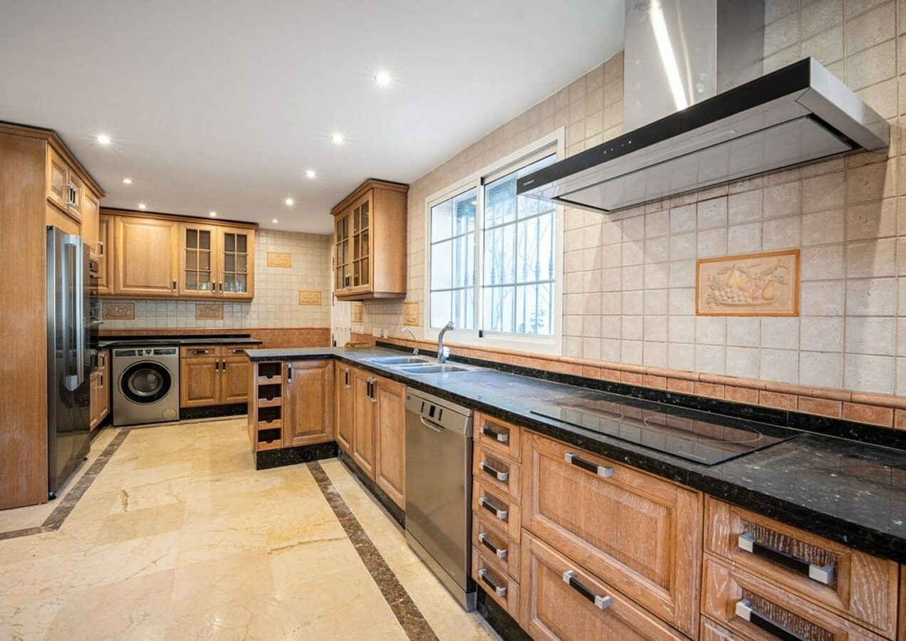 Family villa with pool on a large plot in the golf valley, Nueva Andalucia, Marbella