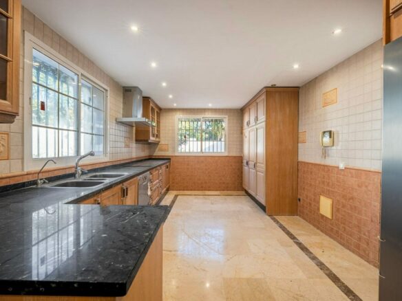 Family villa with pool on a large plot in the golf valley, Nueva Andalucia, Marbella