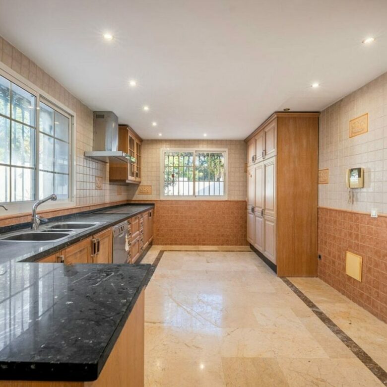 Family villa with pool on a large plot in the golf valley, Nueva Andalucia, Marbella