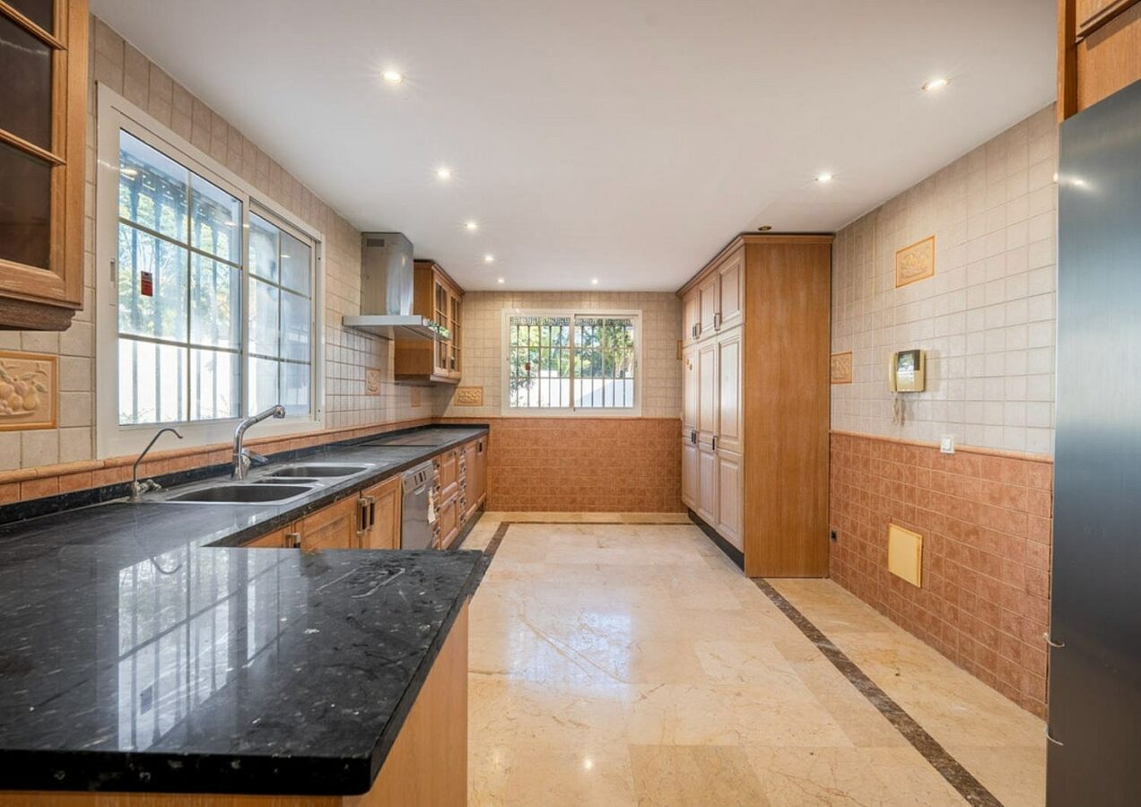 Family villa with pool on a large plot in the golf valley, Nueva Andalucia, Marbella