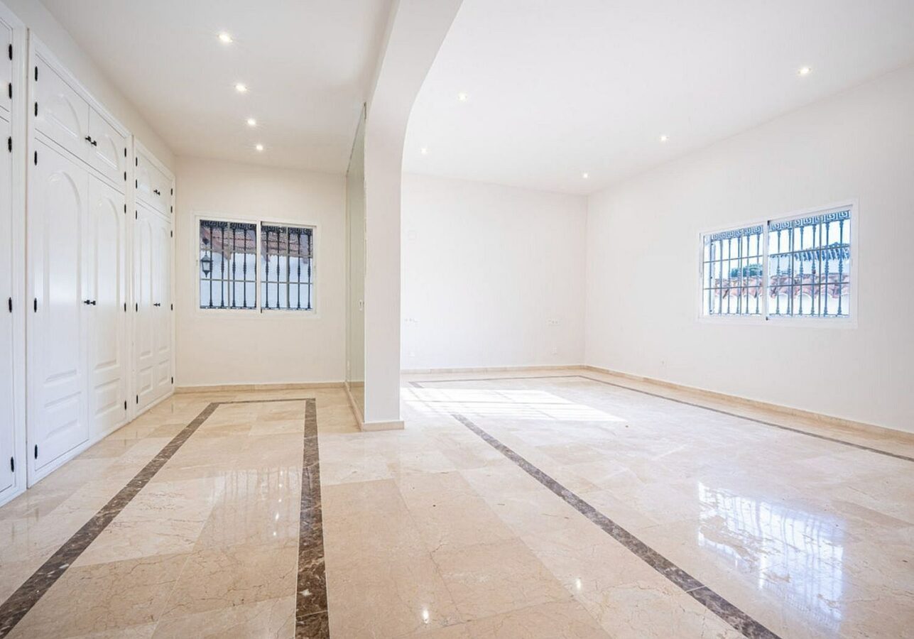 Family villa with pool on a large plot in the golf valley, Nueva Andalucia, Marbella