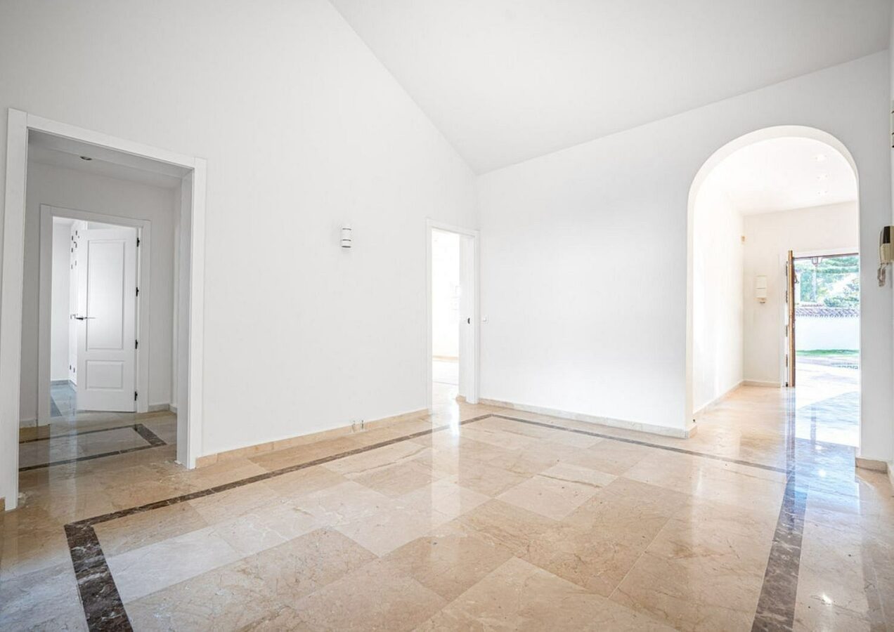 Family villa with pool on a large plot in the golf valley, Nueva Andalucia, Marbella