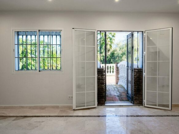 Family villa with pool on a large plot in the golf valley, Nueva Andalucia, Marbella