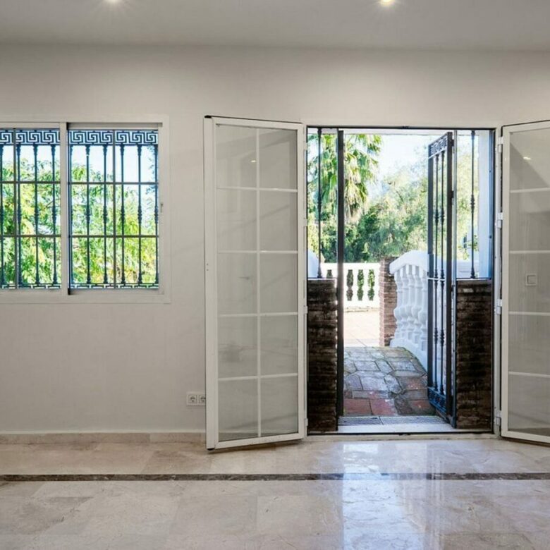Family villa with pool on a large plot in the golf valley, Nueva Andalucia, Marbella