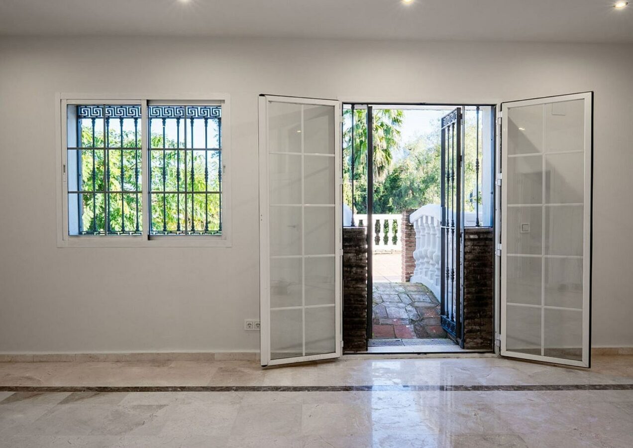 Family villa with pool on a large plot in the golf valley, Nueva Andalucia, Marbella