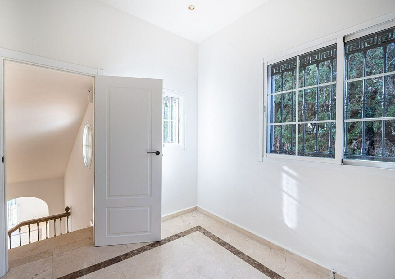Family villa with pool on a large plot in the golf valley, Nueva Andalucia, Marbella