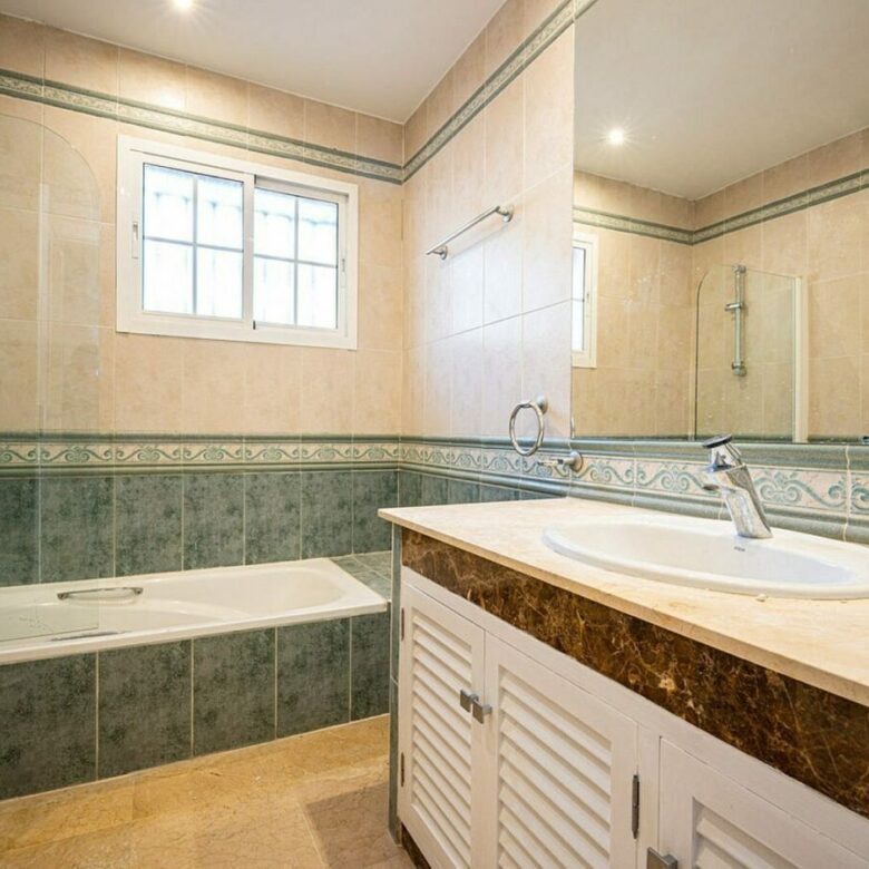 Family villa with pool on a large plot in the golf valley, Nueva Andalucia, Marbella