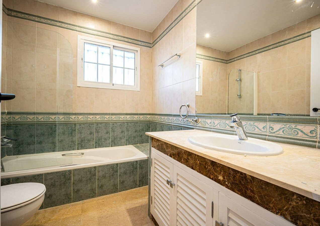 Family villa with pool on a large plot in the golf valley, Nueva Andalucia, Marbella