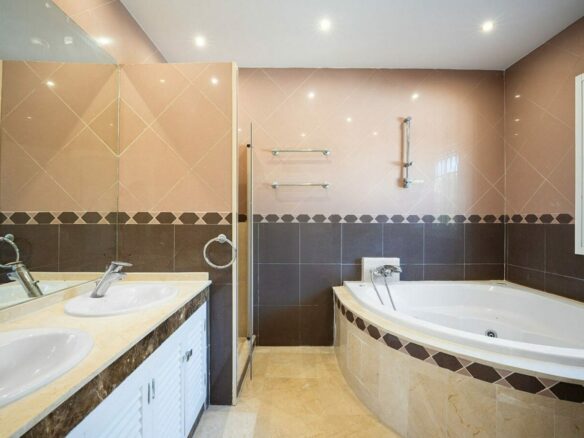 Family villa with pool on a large plot in the golf valley, Nueva Andalucia, Marbella