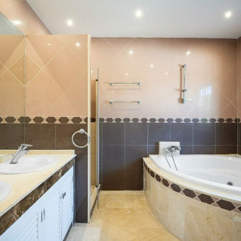 Family villa with pool on a large plot in the golf valley, Nueva Andalucia, Marbella