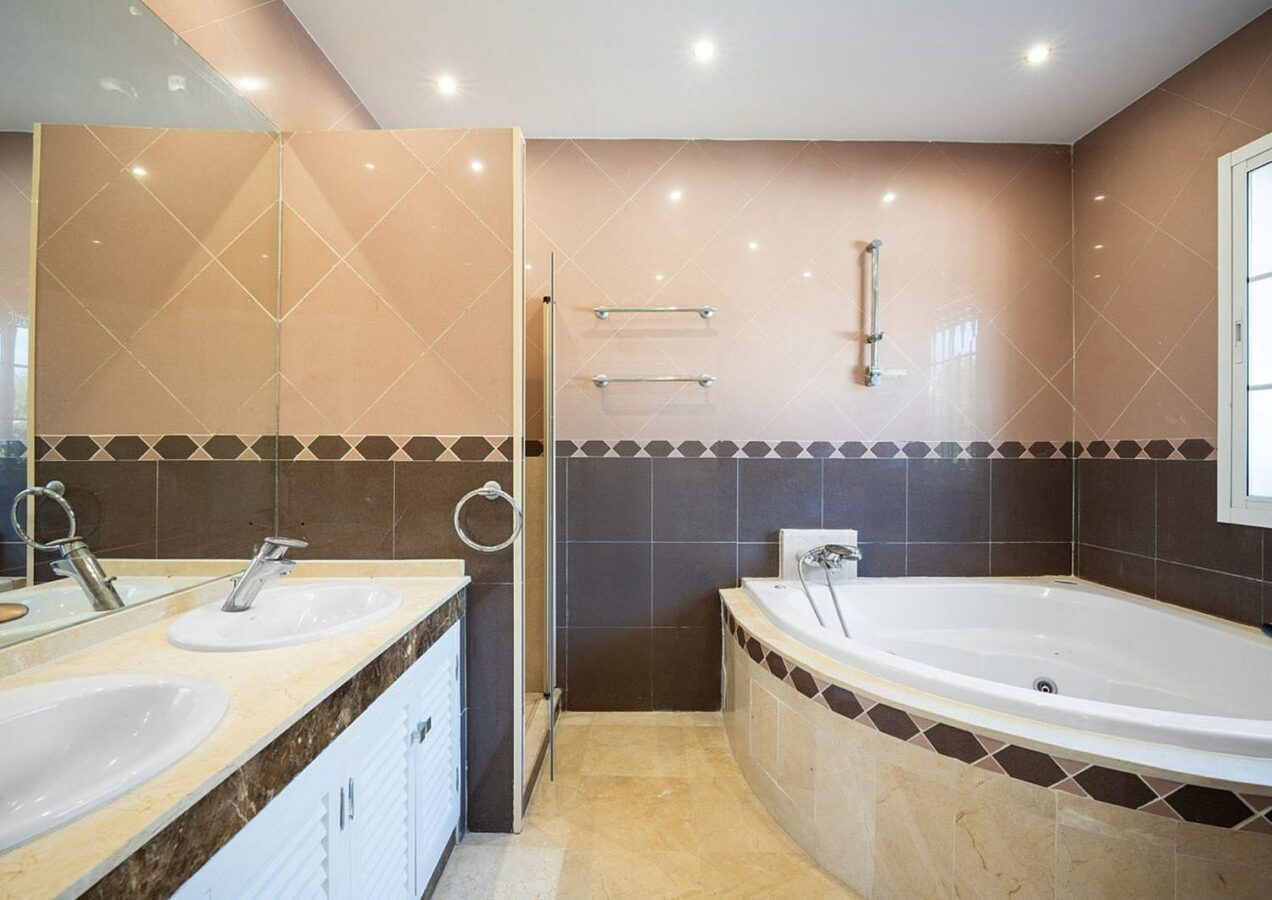 Family villa with pool on a large plot in the golf valley, Nueva Andalucia, Marbella
