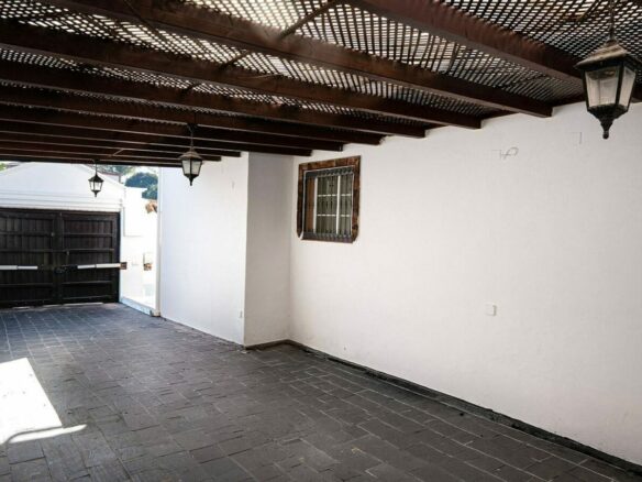 Family villa with pool on a large plot in the golf valley, Nueva Andalucia, Marbella