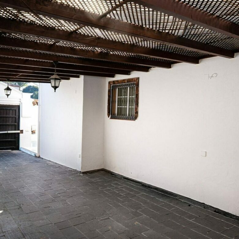Family villa with pool on a large plot in the golf valley, Nueva Andalucia, Marbella