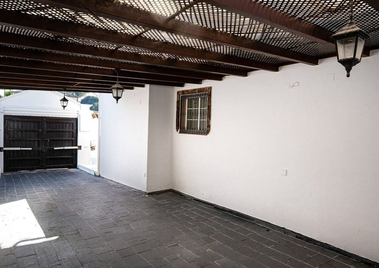 Family villa with pool on a large plot in the golf valley, Nueva Andalucia, Marbella