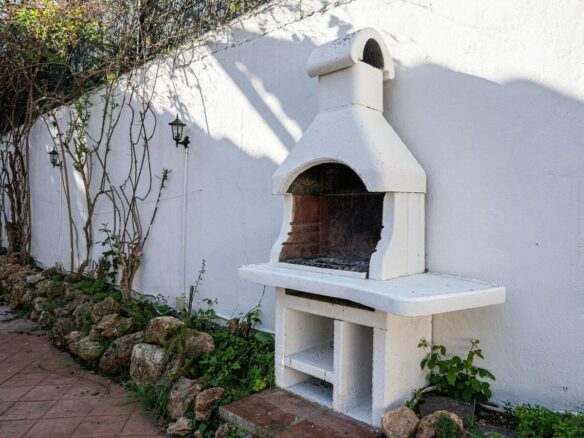 Family villa with pool on a large plot in the golf valley, Nueva Andalucia, Marbella