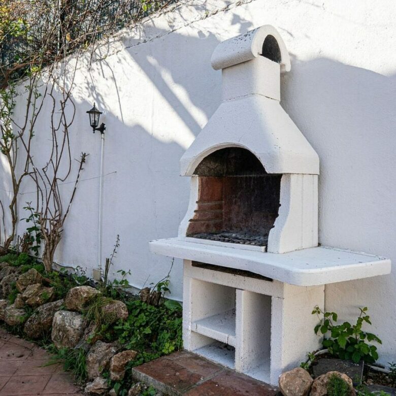 Family villa with pool on a large plot in the golf valley, Nueva Andalucia, Marbella