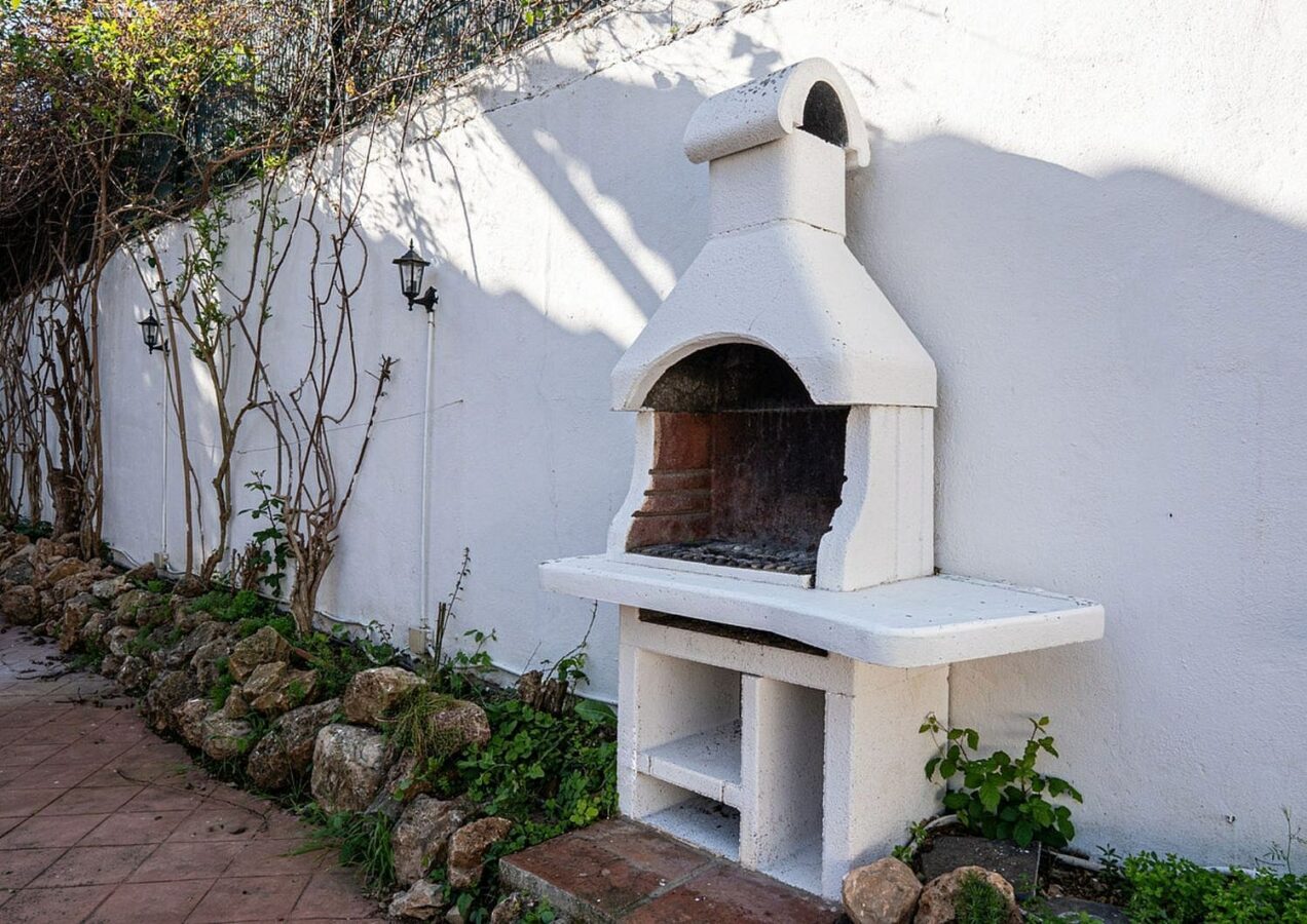Family villa with pool on a large plot in the golf valley, Nueva Andalucia, Marbella