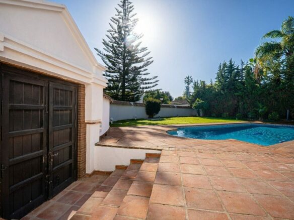 Family villa with pool on a large plot in the golf valley, Nueva Andalucia, Marbella