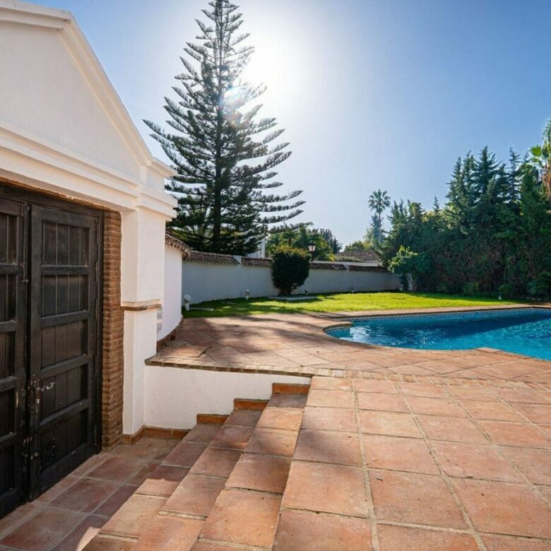 Family villa with pool on a large plot in the golf valley, Nueva Andalucia, Marbella