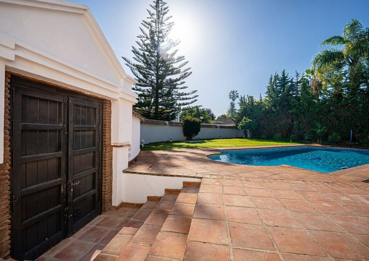 Family villa with pool on a large plot in the golf valley, Nueva Andalucia, Marbella