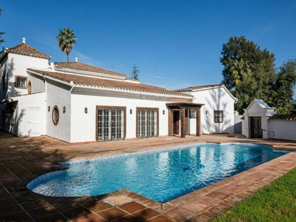 Family villa with pool on a large plot in the golf valley, Nueva Andalucia, Marbella
