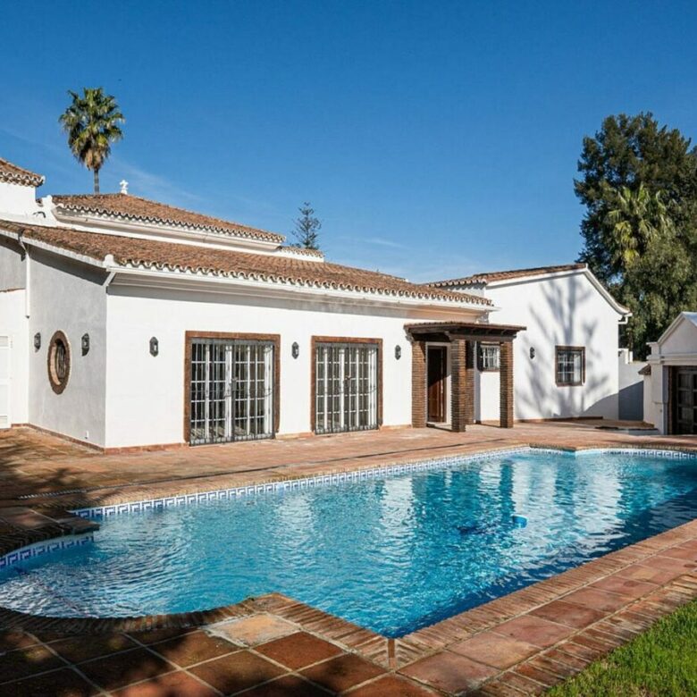 Family villa with pool on a large plot in the golf valley, Nueva Andalucia, Marbella