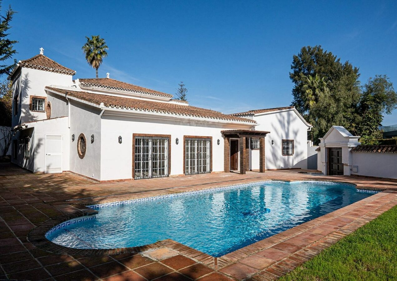 Family villa with pool on a large plot in the golf valley, Nueva Andalucia, Marbella