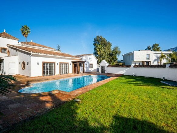 Family villa with pool on a large plot in the golf valley, Nueva Andalucia, Marbella