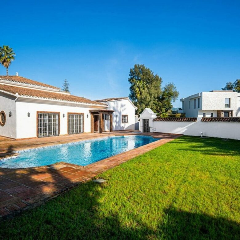 Family villa with pool on a large plot in the golf valley, Nueva Andalucia, Marbella